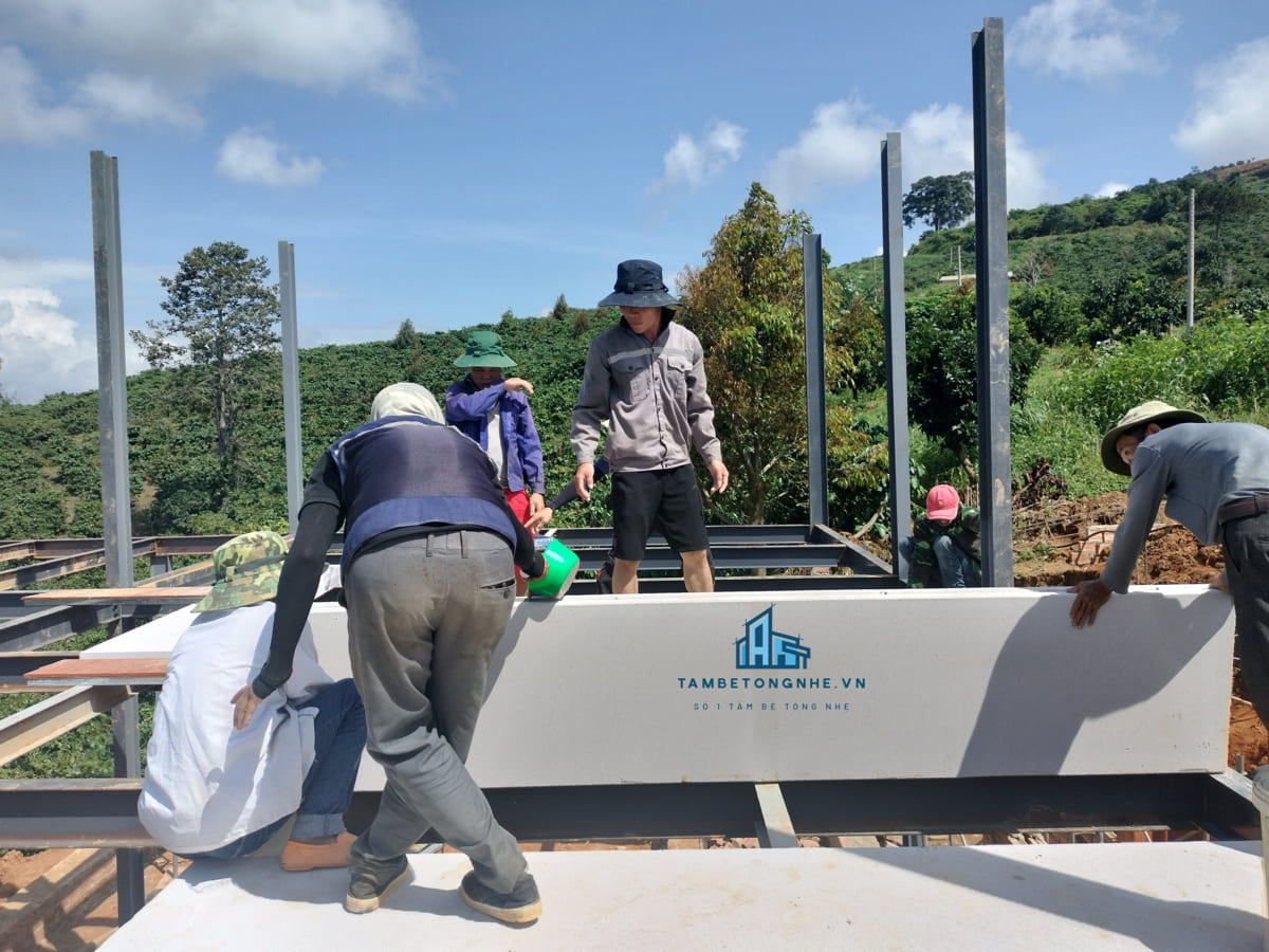 Thi công lắp ghép tấm sàn bê tông nhẹ cho nhà khung thép. Lắp ghép nhanh, đơn giản, sử dụng đi lại được luôn.