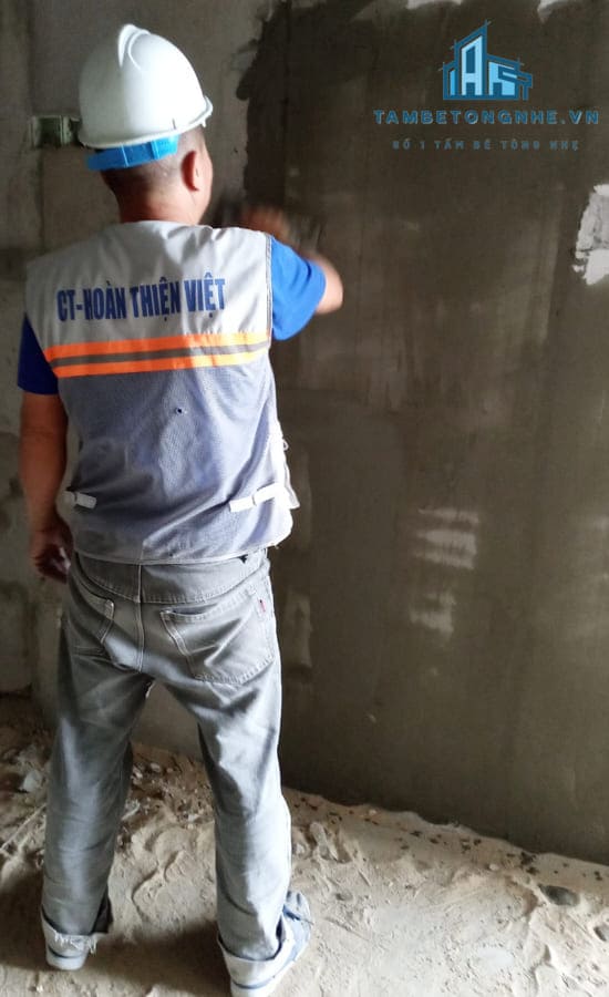 Thi công bột bả skimcoat chống thấm tường bê tông nhẹ nhà vệ sinh