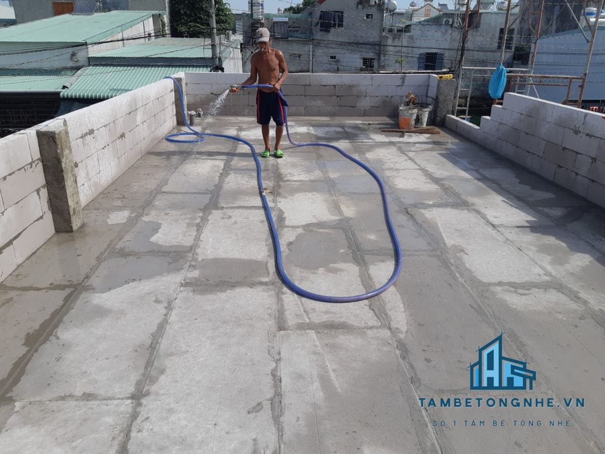 Kiểm tra khả năng chống thấm của mái nhà sau khi lắp ghép tấm bê tông nhẹ