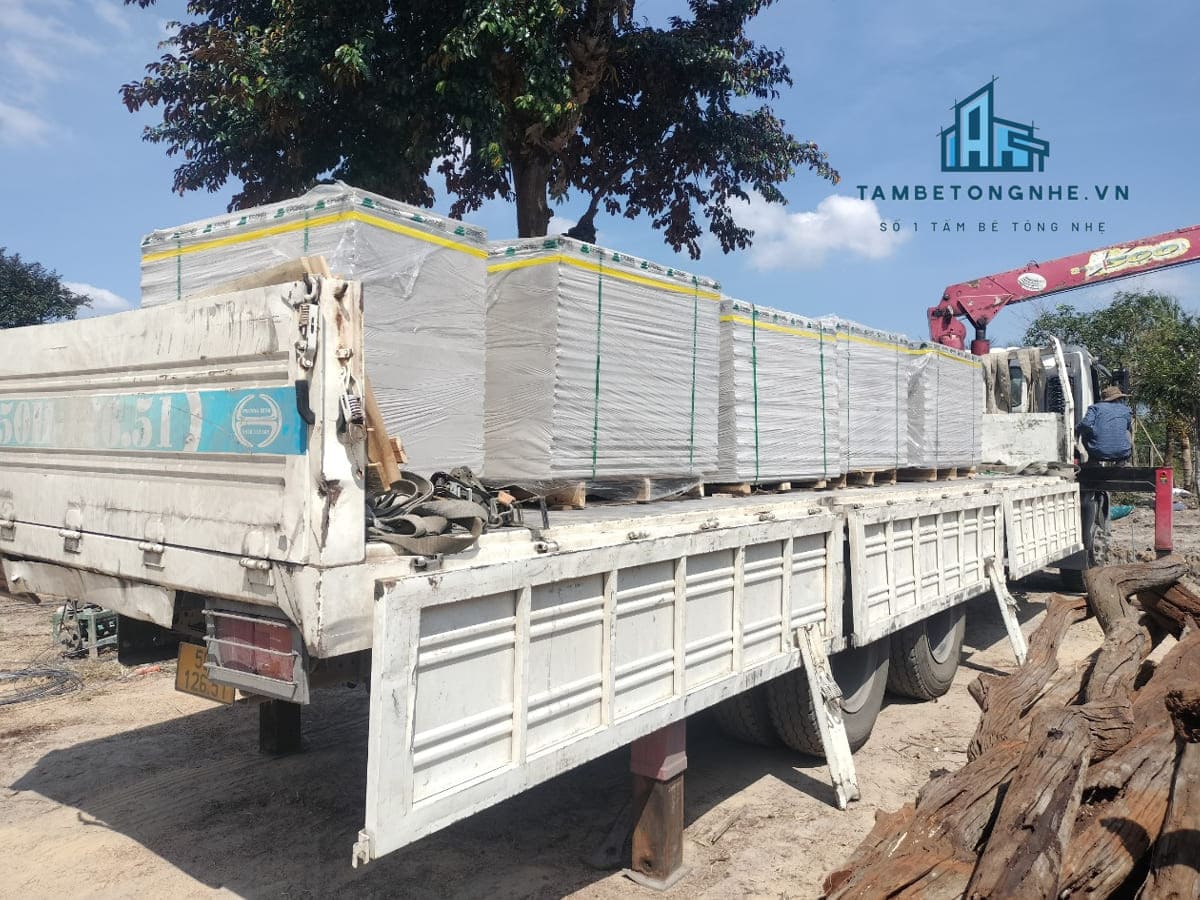 Vận chuyển và nâng hạ tấm bê tông nhẹ Epanel để xây nhà xưởng ở Đồng Nai